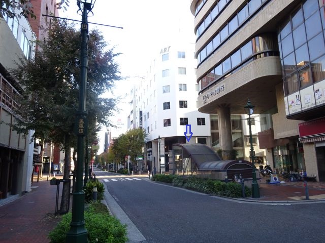 JR・市営地下鉄「関内駅」～みなとみらい線「馬車道駅」の行き方（馬車道通りと市営地下鉄ブルーライン「関内駅」9番口の様子・市営地下鉄「関内駅」地下の出入り口に青い矢印）