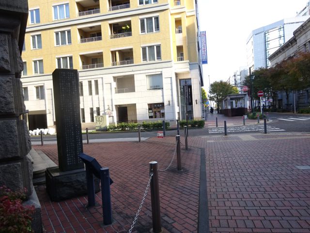 JR・市営地下鉄「関内駅」～みなとみらい線「馬車道駅」の行き方（神奈川県立歴史博物館前から見た、みなとみらい線「馬車道駅」5番出口の様子