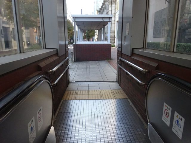 みなとみらい線「馬車道駅」～JR・市営地下鉄「関内駅」の行き方（みなとみらい線「馬車道駅」5番出口のエスカレーターを降りるときの馬車道の景色）