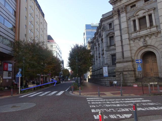 みなとみらい線「馬車道駅」～JR・市営地下鉄「関内駅」の行き方（馬車道通りにある神奈川県立歴史博物館と反対側の道に青い矢印で行く方向を紹介）