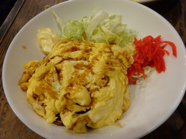 桜木町ぴおシティ「ゴールデンもつ」で注文したオム焼きそば