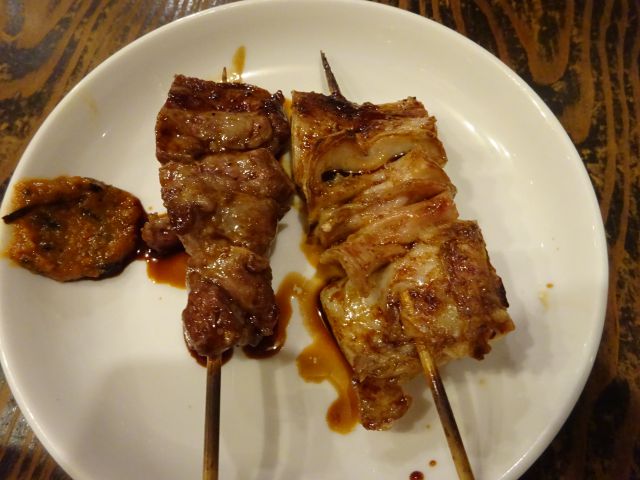 桜木町ぴおシティ「ゴールデンもつ」で注文した焼きとん（しろもつ、タンのタレ味）