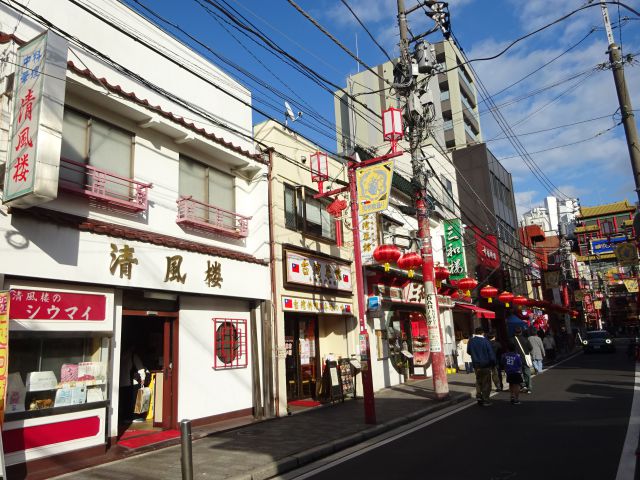 横浜中華街「清風楼」の外観と周辺の様子（関帝廟通り）