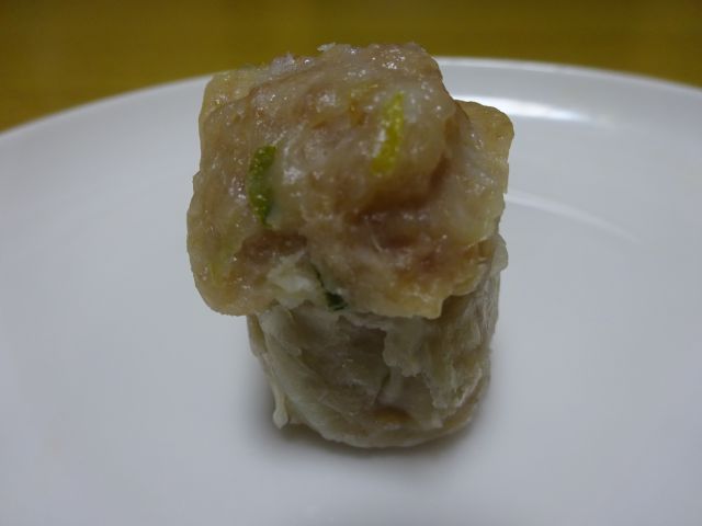 横浜中華街「清風楼」で購入したシウマイのひとつを皿にのせた様子