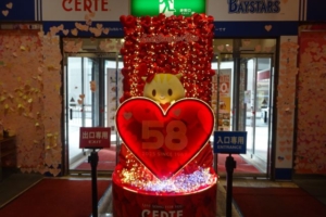 横浜関内「SERTE（セルテ）」入口（エントランス）にグランドフィナーレの飾り（セルテキャラクター「Booタン」とハートマークに58）