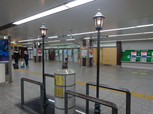 横浜駅中央通路にある「赤い靴はいてた女の子像」と「ガス灯」のオブジェ