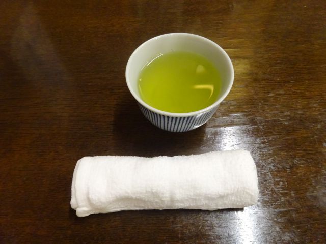 横浜野毛の老舗とんかつ屋「かつ半」のお茶とおしぼり