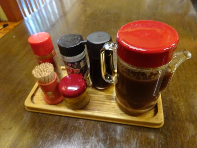 横浜野毛の老舗とんかつ屋「かつ半」の卓上調味（こだわりソースあり）