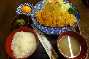 横浜野毛の老舗とんかつ屋「かつ半」で注文したロースかつ定食