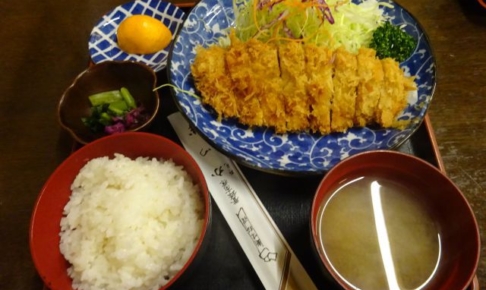 横浜野毛の老舗とんかつ屋「かつ半」で注文したロースかつ定食