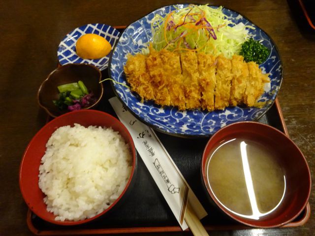 横浜野毛の老舗とんかつ屋「かつ半」で注文したロースかつ定食