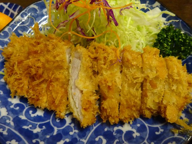 横浜野毛の老舗とんかつ屋「かつ半」で注文したロースかつ定食のロースかつのアップととんかつ断面