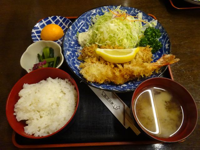 横浜野毛の老舗とんかつ屋「かつ半」で注文したミックス定食（ヒレかつ＆海老フライ）