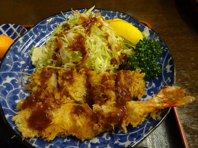 横浜野毛の老舗とんかつ屋「かつ半」で注文したミックス定食のヒレカツと海老フライ、千キャベツにソースをかけたところ