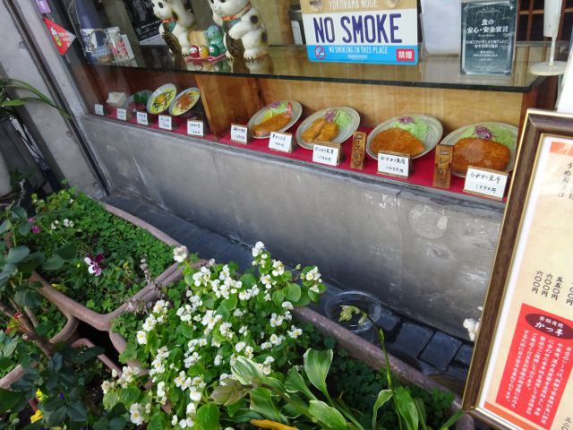 横浜野毛の老舗とんかつ屋「かつ半」ショーケースに並ぶ食品サンプル