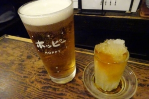 桜木町ぴおシティ「ゴールデンもつ」で注文した生ホッピー（白）とゴールデンボンバーを並べたところ