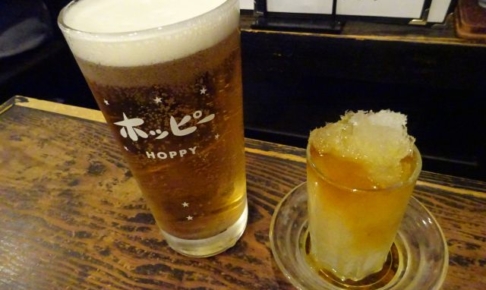 桜木町ぴおシティ「ゴールデンもつ」で注文した生ホッピー（白）とゴールデンボンバーを並べたところ