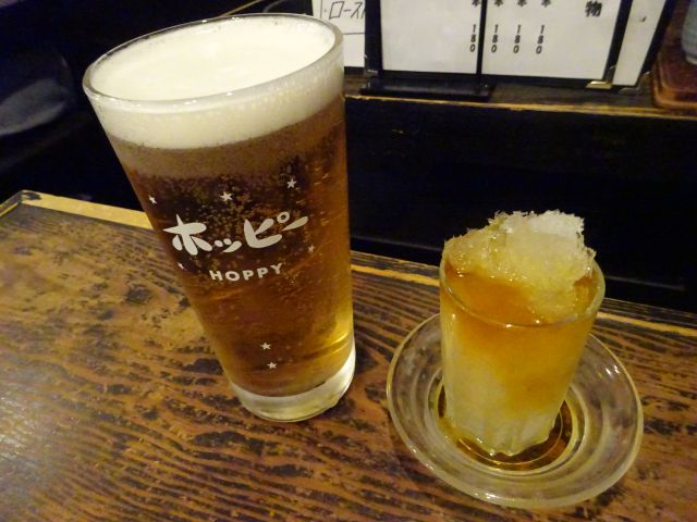 桜木町ぴおシティ「ゴールデンもつ」で注文した生ホッピー（白）とゴールデンボンバーを並べたところ