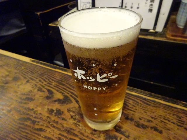 桜木町ぴおシティ「ゴールデンもつ」で注文した生ホッピー（白）