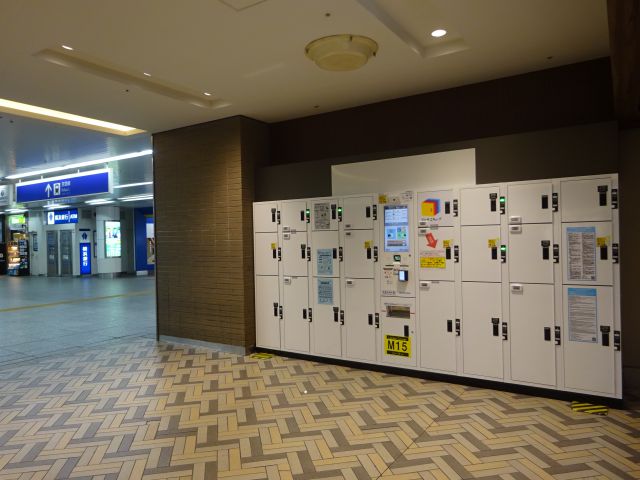 「横浜駅のコインロッカー」横浜駅中央通路にあるコインロッカー（京急線中央改札の横・ルミネの壁側）