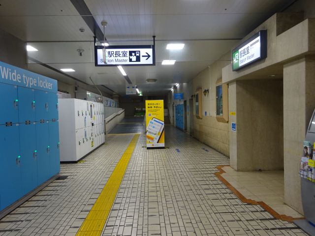 「横浜駅のコインロッカー」ルミネ（駅長室前）に並ぶコインロッカーと駅長室の入口