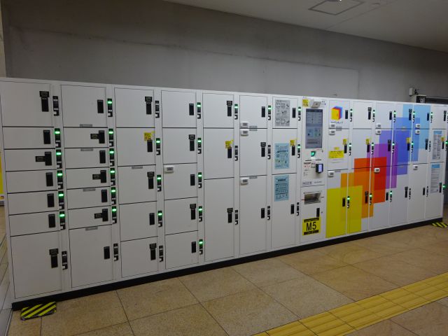 「横浜駅のコインロッカー」ルミネ（駅長室前）コインロッカー（SS、S、M、Lサイズまであるコインロッカーの様子）