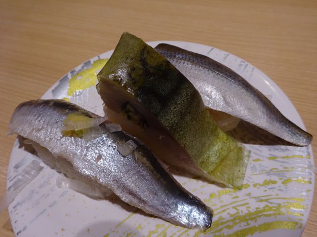 横浜駅西口「寿司活ジョイナス横浜店」で注文した光り物三貫（大名さば、いわし、こはだ）