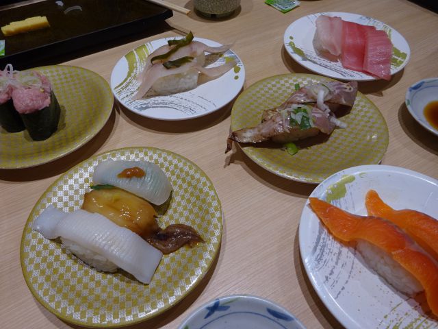 横浜駅西口「寿司活ジョイナス横浜店」で注文した各種にぎり寿司（いか三昧、まぐろづくし、あぶり系、すずき昆布締め、サーモン、ねぎトロ軍艦など）