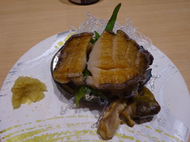 横浜駅西口「寿司活ジョイナス横浜店」で注文したあわびの刺身