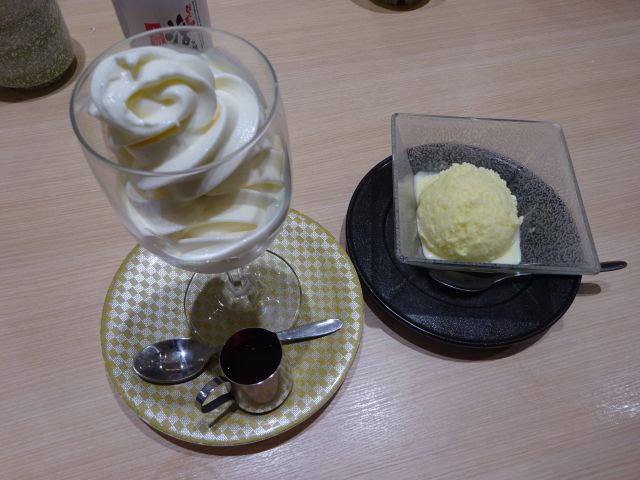 横浜駅西口「寿司活ジョイナス横浜店」で注文した「みりんアイス」と「とうきびアイス」