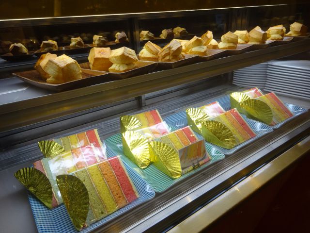 横浜駅西口・紅茶専門店「サモアールジョイナス本店」の店頭のショーケースに並ぶスコーンとビックレインボーケーキ