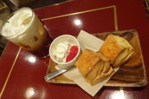 横浜駅西口・紅茶専門店「サモアールジョイナス本店」で注文したアイスロイヤルミルクティー＆スコーンのセット