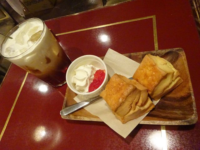 横浜駅西口・紅茶専門店「サモアールジョイナス本店」で注文したアイスロイヤルミルクティー＆スコーンのセット