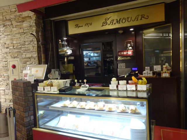 横浜駅西口・紅茶専門店「サモアールジョイナス本店」外観（ショーケースのある場所）