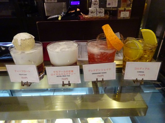 横浜駅西口・紅茶専門店「サモアールジョイナス本店」の店頭に並ぶ紅茶の見本（食品サンプル）