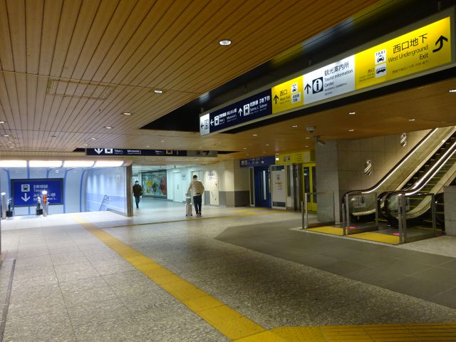 横浜駅中央通路の西口様子（相鉄線方面、みなとみらい線・東急東横線改札方面への出入口、エレベーターなど）