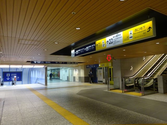 「横浜駅のコインロッカー」横浜駅中央通路西口側の様子（南北連絡通路に行くエレベーターに赤い矢印を付けている）