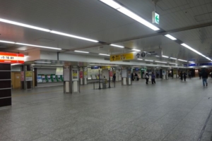 横浜駅中央通路全体の様子（中央に「赤い靴はいてた女の子像」と「ガス灯」のオブジェや崎陽軒売店の看板あり）