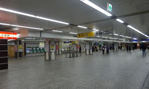 横浜駅中央通路全体の様子（中央に「赤い靴はいてた女の子像」と「ガス灯」のオブジェや崎陽軒売店の看板あり）