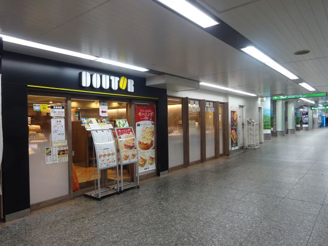 横浜駅中央通路にあるカフェ「ドトール横浜駅店」