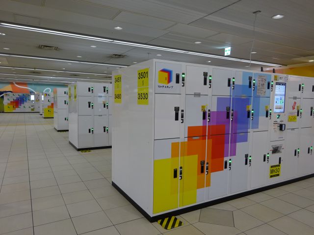「横浜駅のコインロッカー」南北連絡通路にあるコインロッカーがたくさん並んでいるところ