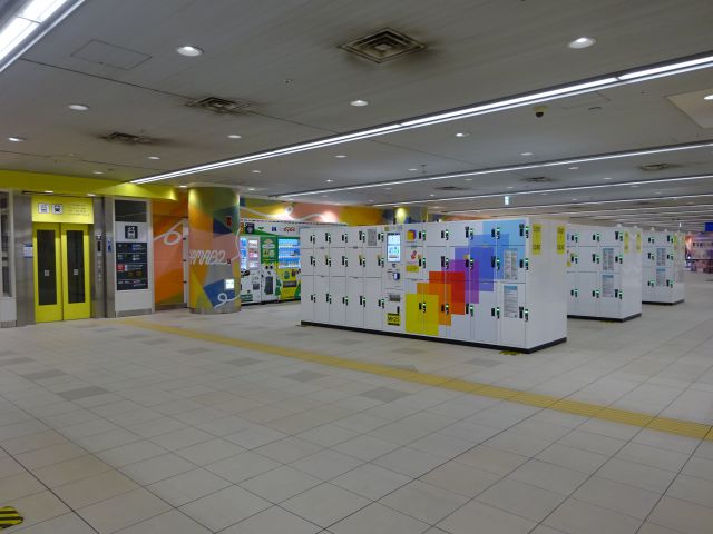 「横浜駅のコインロッカー」南北連絡通路にあるコインロッカーとエレベーターの様子