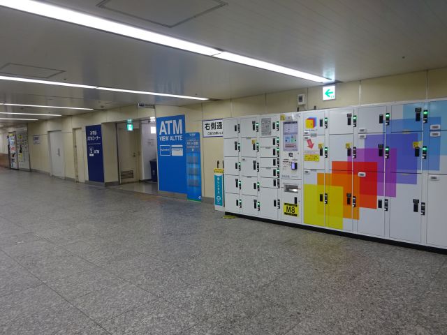 「横浜駅のコインロッカー」横浜駅中央通路西口側、相鉄線2F改札に向かう通路（相鉄線連絡通路）にあるコインロッカーの様子