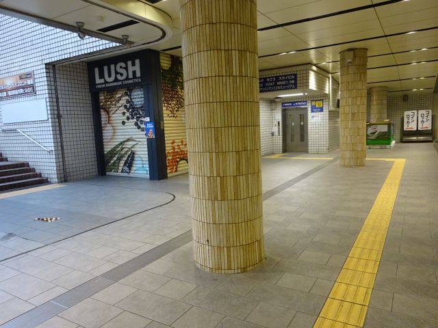 「横浜駅のコインロッカー」ルミネ（駅長室前）コインロッカーの行き方（横浜駅東口駅前広場側の通路から見えるコインロッカーの矢印看板）