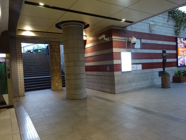 横浜駅中央通路の東口様子（横浜駅きた通路への出口方面）