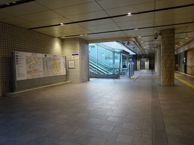 横浜駅中央通路の東口様子（東口駅前広場の出口方面）