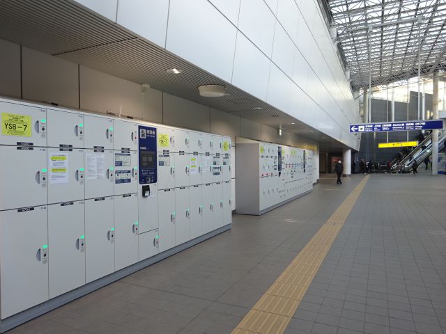 「横浜駅のコインロッカー」横浜駅構内きた通路のコインロッカーと周辺の様子