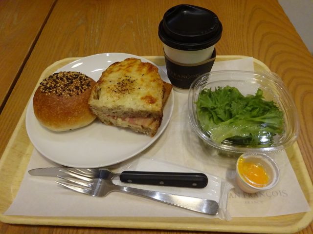 横浜駅東口「ジャン・フランソワ横浜ポルタ店」で注文したクロックムッシュセットとあんぱん