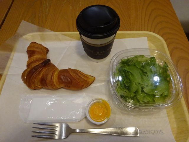 横浜駅東口「ジャン・フランソワ横浜ポルタ店」で注文したクロワッサンセット