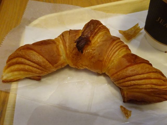 横浜駅東口「ジャン・フランソワ横浜ポルタ店」で注文したクロワッサンセットのクロワッサン・フランソワをアップ